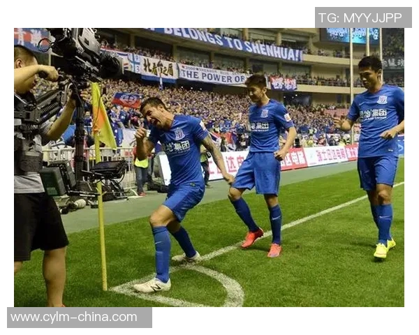 绿地申花与天津权健激战正酣谁能在这场对决中笑到最后