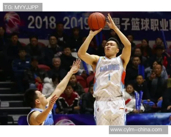 李根:从篮球场上的闪耀明星到人生道路上的坚韧奋斗者 李根:从篮球场上的闪耀明星到人生道路上的坚韧奋斗者